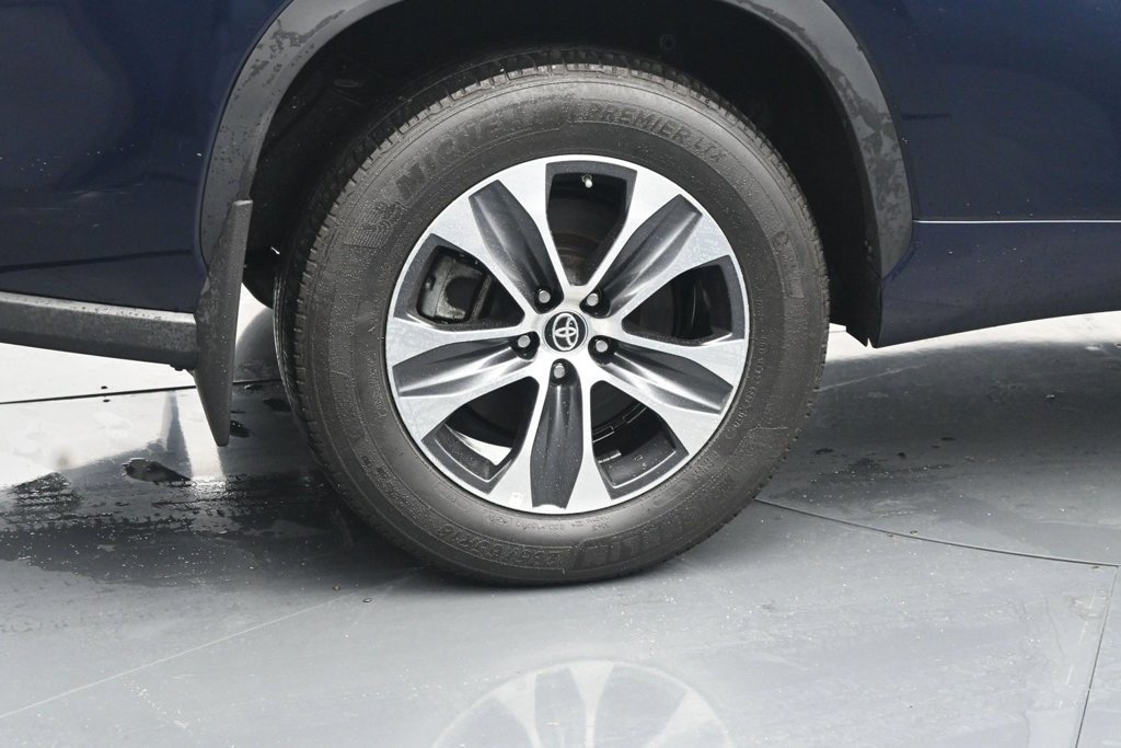 Used 2024 Toyota Highlander XLE AWD/4WD image 10