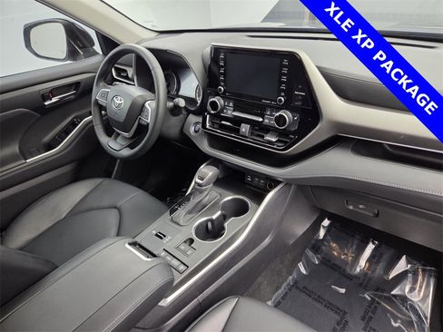 Used 2022 Toyota Highlander XLE image 12