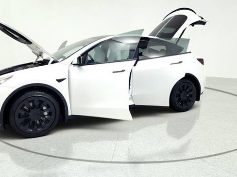 Used 2022 Tesla Model Y Long Range AWD/4WD image 14