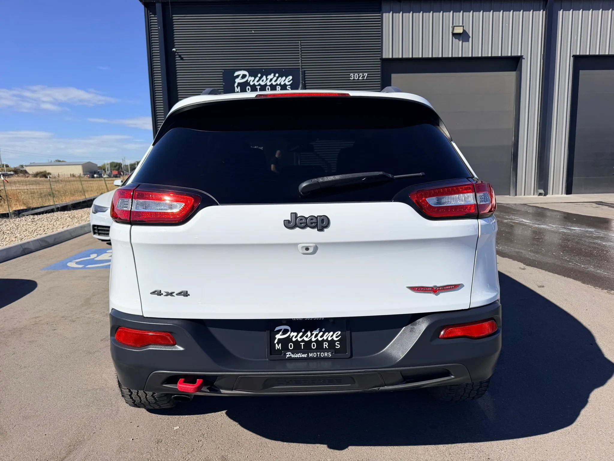 Used 2016 Jeep Cherokee Trailhawk AWD/4WD image 5