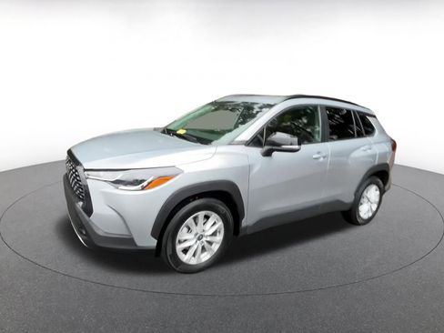 Used 2025 Toyota Corolla Cross LE image 8