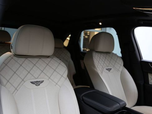 Used 2021 Bentley Bentayga image 40