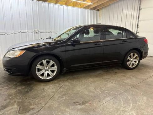 Used 2011 Chrysler 200 Touring FWD image 4