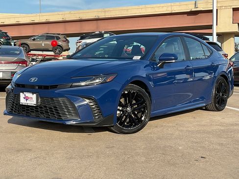 Used 2025 Toyota Camry SE image 2