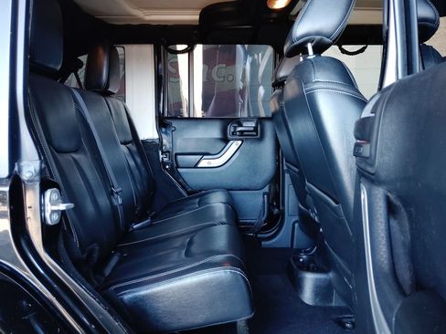 Used 2015 Jeep Wrangler Unlimited Sahara w/ Connectivity Group AWD/4WD image 17