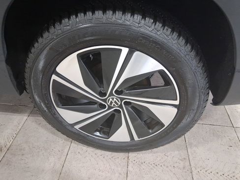 Used 2023 Volkswagen Taos SE w/ Panoramic Sunroof Package image 9