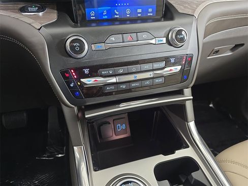 Used 2020 Ford Explorer Platinum w/ Premium Technology Package image 28