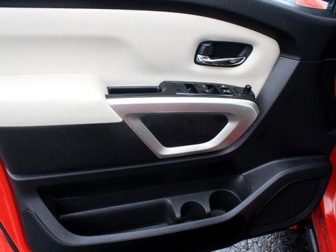 Used 2022 Nissan Titan SV w/ SV Convenience Package image 14