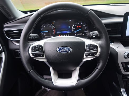 Used 2023 Ford Explorer XLT w/ Equipment Group 202A image 4