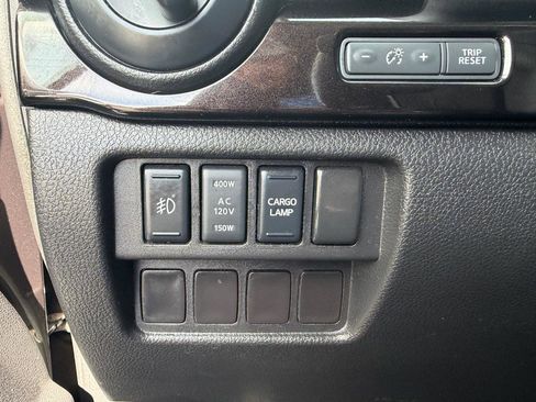 Used 2017 Nissan Titan SV image 18