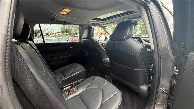 Used 2021 Toyota Highlander XLE FWD image 11