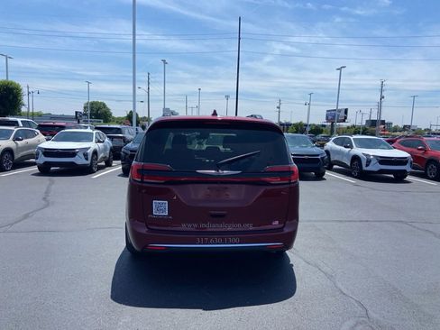 Used 2022 Chrysler Pacifica Touring-L w/ Uconnect Theater Family Group FWD image 4