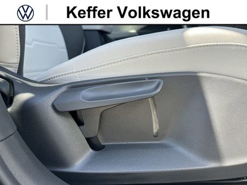 New 2026 Volkswagen Taos SE FWD image 29