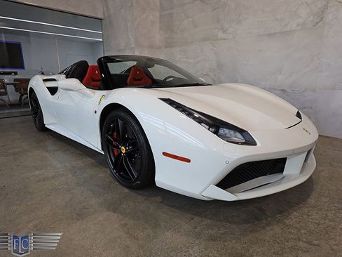 Used 2018 Ferrari 488 Spider RWD image 11