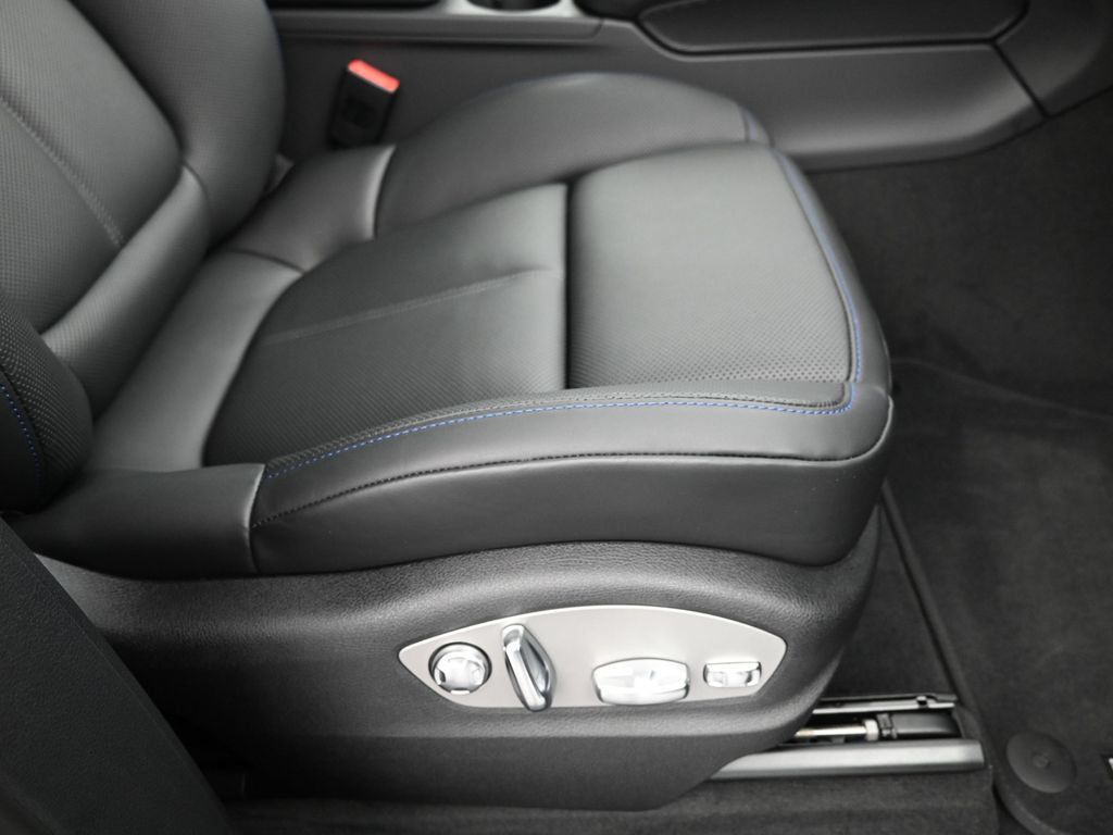 Certified 2025 Porsche Macan AWD/4WD image 29