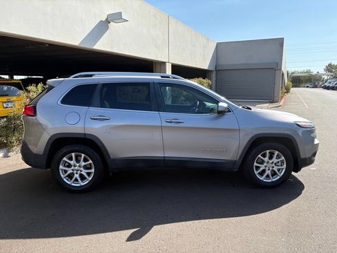 Used 2018 Jeep Cherokee Latitude Plus w/ Trailer Tow Group AWD/4WD image 4