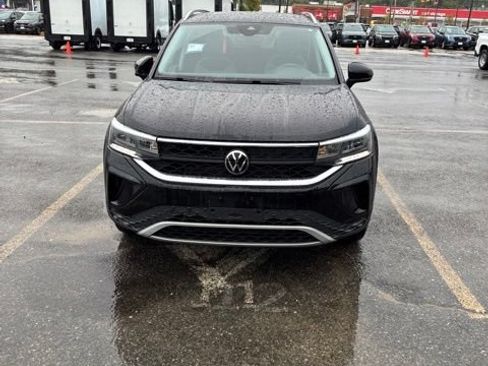 Used 2023 Volkswagen Taos SE w/ Panoramic Sunroof Package AWD/4WD image 5