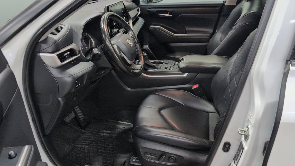 Used 2022 Toyota Highlander XLE AWD/4WD image 8