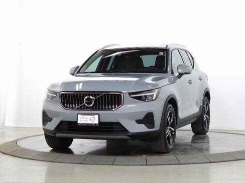 Certified 2025 Volvo XC40 B5 Core image 4