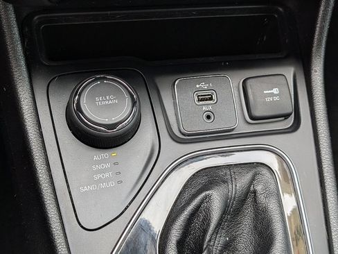 Used 2019 Jeep Cherokee Limited AWD/4WD image 30