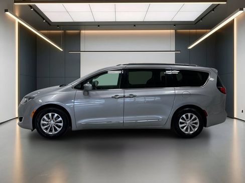 Used 2018 Chrysler Pacifica Touring-L FWD image 2