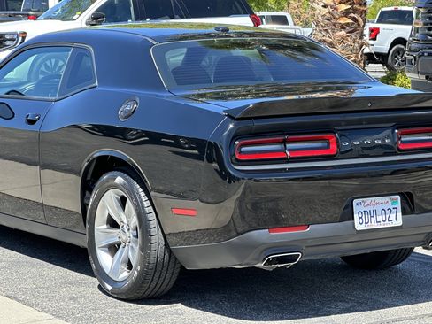 Used 2018 Dodge Challenger SXT image 5