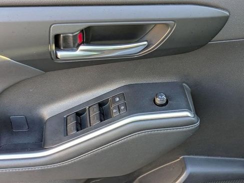 Used 2024 Toyota Highlander XLE image 12