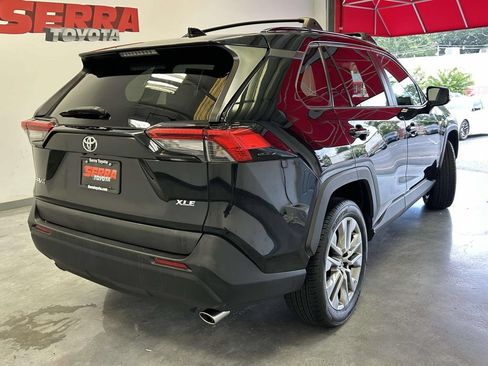 Used 2022 Toyota RAV4 XLE Premium FWD image 3