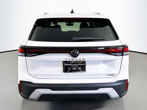 New 2025 Volkswagen Tiguan SE image 6