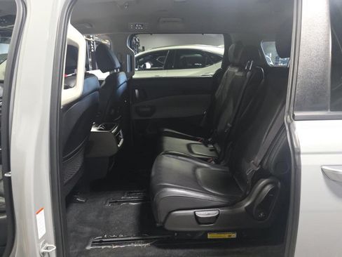 Used 2025 Kia Carnival EX FWD image 15