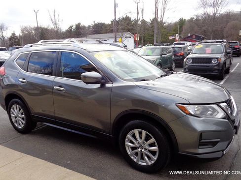Used 2017 Nissan Rogue SV w/ SV Premium Package image 2
