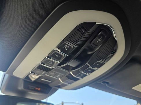 Used 2024 Porsche Macan AWD/4WD image 34
