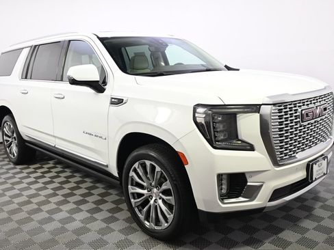 Used 2021 GMC Yukon XL Denali w/ Denali Premium Package AWD/4WD image 8
