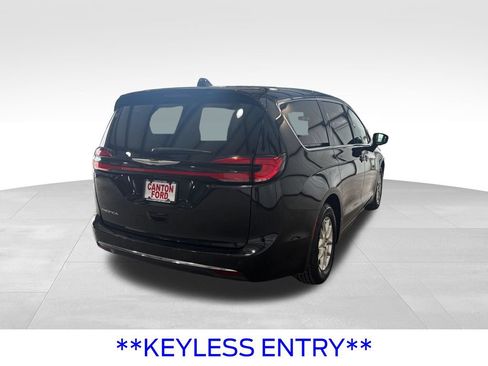 Used 2023 Chrysler Pacifica Touring-L FWD image 8
