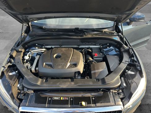 Used 2018 Volvo XC60 T5 Momentum w/ Convenience Package image 10