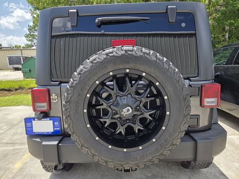 Used 2016 Jeep Wrangler Unlimited Rubicon w/ Connectivity Group AWD/4WD image 3