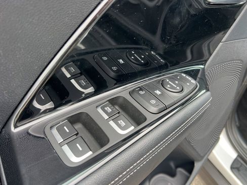 Used 2019 Kia Niro EX w/ Cold Weather Package 2.0 FWD image 11