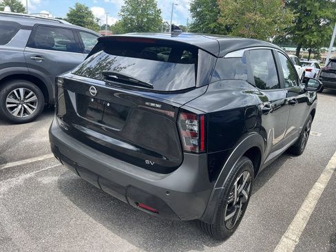 Used 2025 Nissan Kicks SV FWD image 3