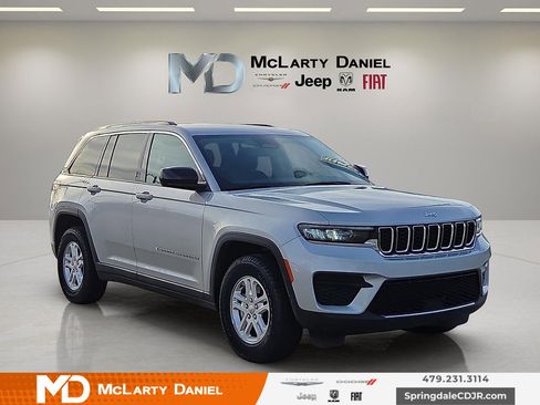 Used 2024 Jeep Grand Cherokee Laredo image 1