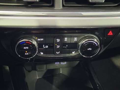 Certified 2025 Chevrolet Trax LT w/ LT Convenience Package FWD image 27