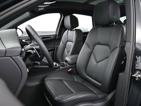 Certified 2025 Porsche Macan AWD/4WD image 5