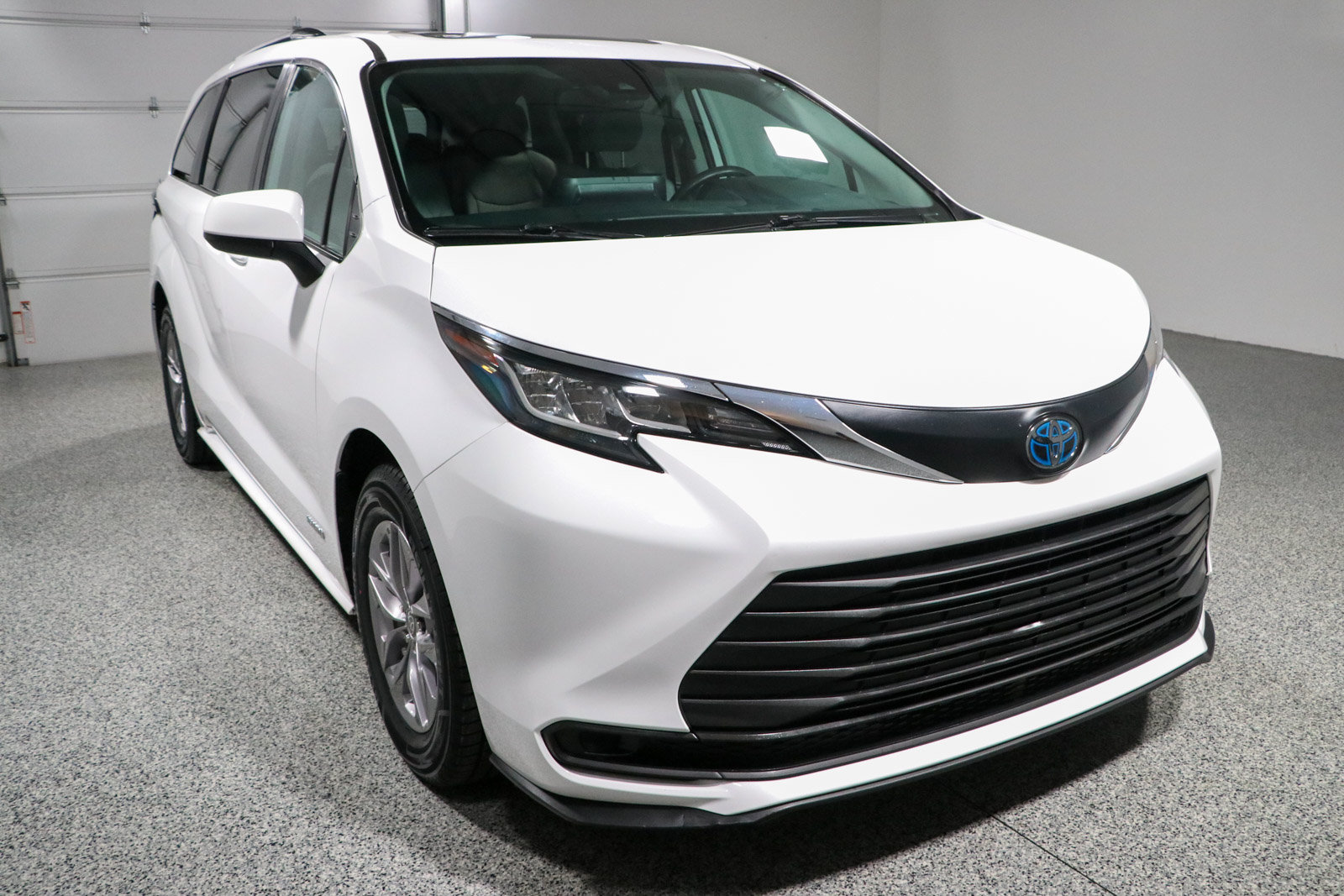 Used 2021 Toyota Sienna LE w/ LE Plus Package FWD image 5