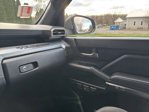 Certified 2025 Toyota Tacoma TRD Off-Road AWD/4WD image 22