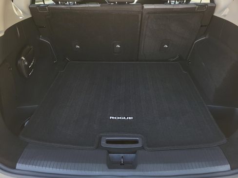 Used 2023 Nissan Rogue SV image 16