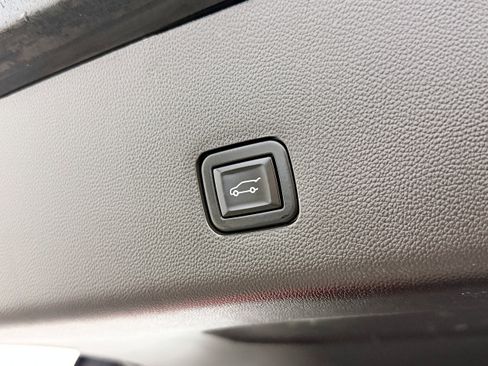 Used 2021 Chevrolet Traverse RS image 40