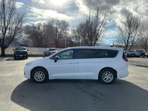 Used 2024 Chrysler Pacifica Touring-L image 7