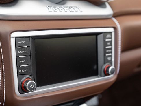 Used 2015 Ferrari California T image 39