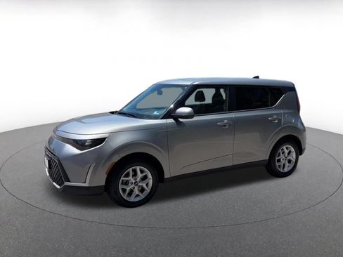 Used 2025 Kia Soul LX w/ LX Technology Package FWD image 8