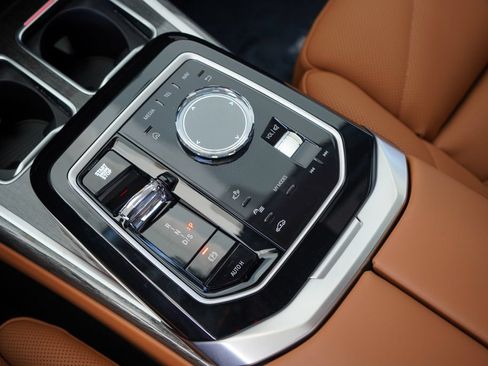 Used 2026 BMW 740i w/ Premium Package RWD image 19