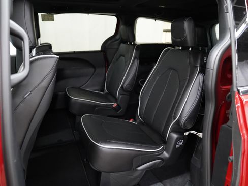 New 2026 Chrysler Pacifica Limited image 5